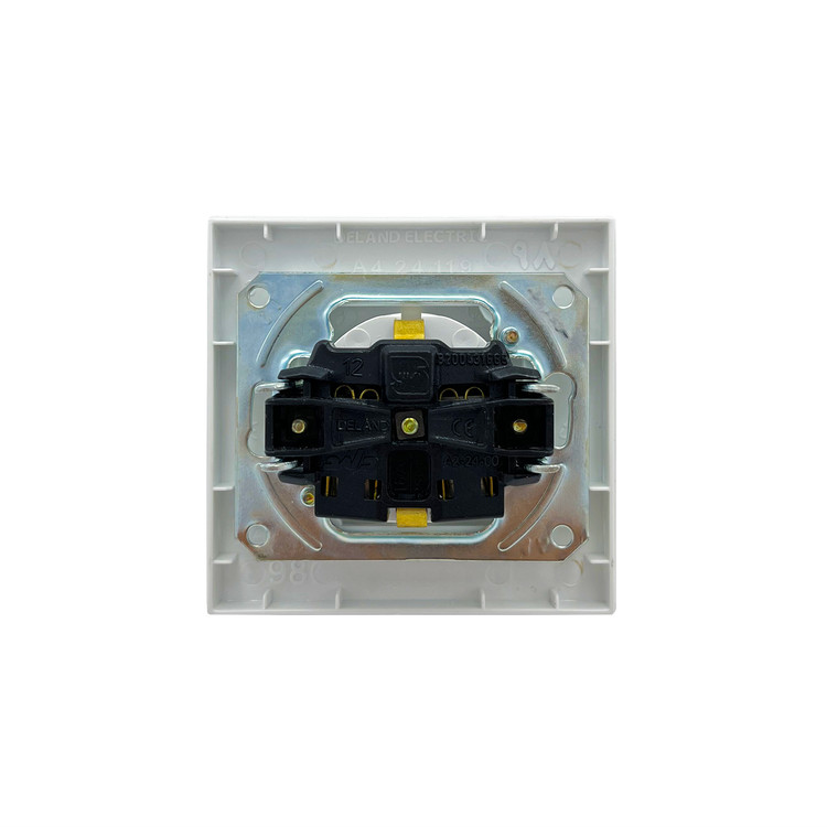 پریز برق توکار سفید 220 ولت 16 آمپر دلند