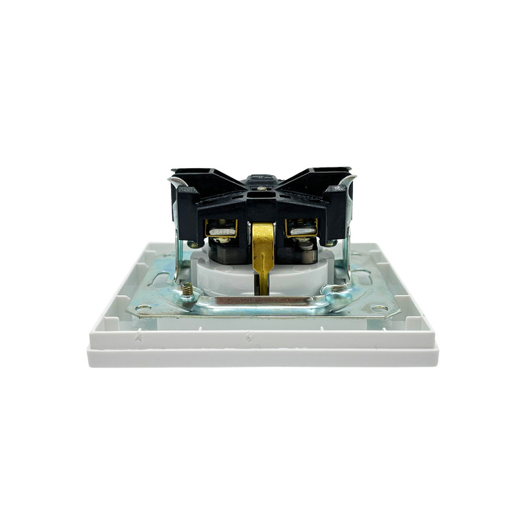 پریز برق توکار سفید 220 ولت 16 آمپر دلند